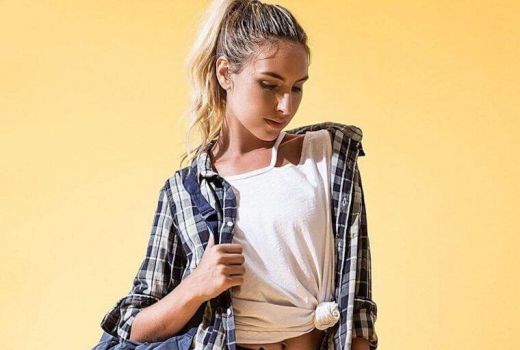 5 Tampilan Kece Hanya dengan T-Shirt? Bisa Kok! - GenPI.co