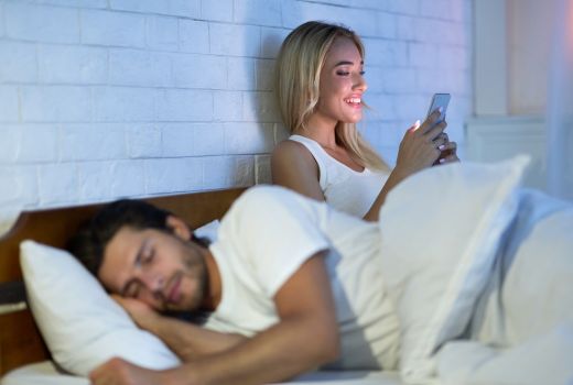 Suka Orang Lain Saat Sudah Punya Pasangan, Normal Nggak Sih? - GenPI.co