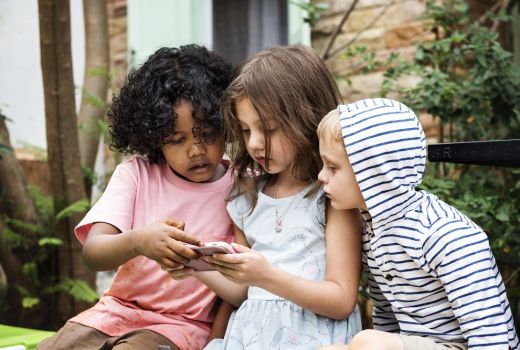 7 Cara Agar Anak Online dengan Aman, Simak Bunda! - GenPI.co