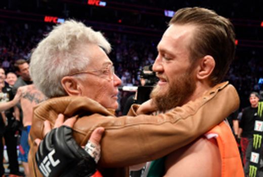 So Sweet, Conor McGregor Langsung Peluk Nenek Cowboy - GenPI.co