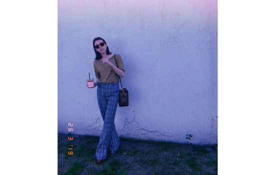Inspirasi Outfit Kencan Pertama ala Emma Roberts - GenPI.co