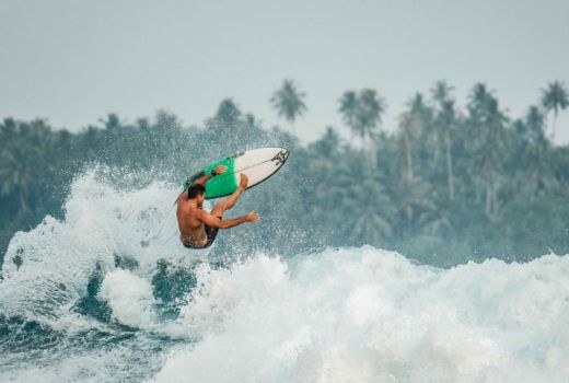 Gulungan Ombak Pantai Plengkung, Surga Selancar di Banyuwangi - GenPI.co