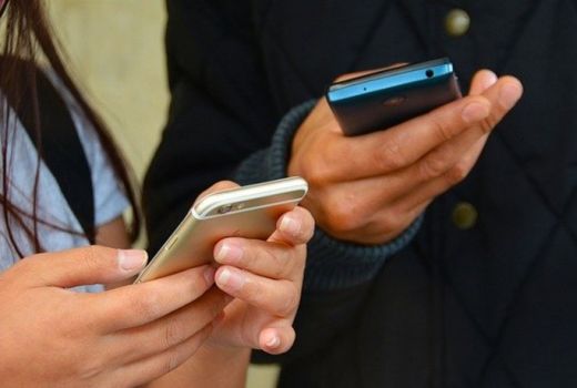 Malas Merespons, Begini Reaksi Zodiak Saat Chat Tidak Dibalas - GenPI.co