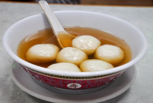 Bola Ketan Berendam di Kuah Jahe, Nih Resep Tang Yuang Khas Imlek - GenPI.co