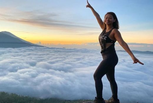 Indah Kalalo Takut Ketinggian, Naik Gunung Pakai Cara Cat Walk - GenPI.co