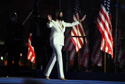 Misteri di Balik Busana Kamala Harris Saat Pidato Kemenangan - GenPI.co