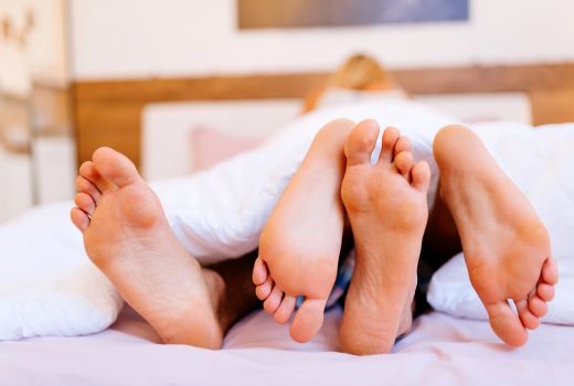 HIV Ancam Pengguna Aplikasi Kencan, Perhatikan Hal Penting ini - GenPI.co