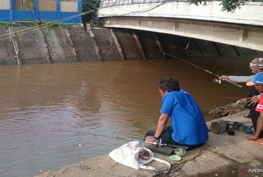 Pintu Air Manggarai Jadi Tempat Wisata Mancing Dadakan - GenPI.co