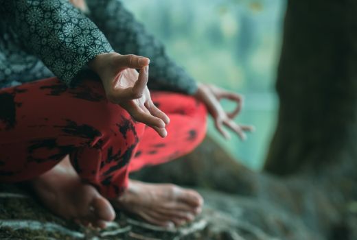 Orang Menganggap Meditasi Harus duduk Bersila, Padahal... - GenPI.co