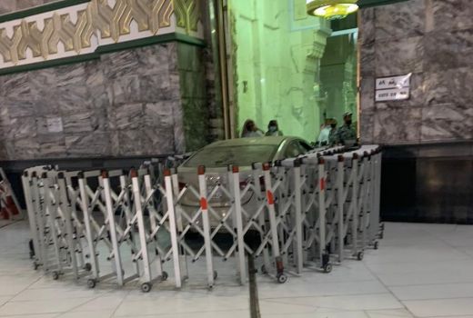 Ngeri, Sebuah Mobil Sedan Menabrak Pintu Masjidilharam - GenPI.co