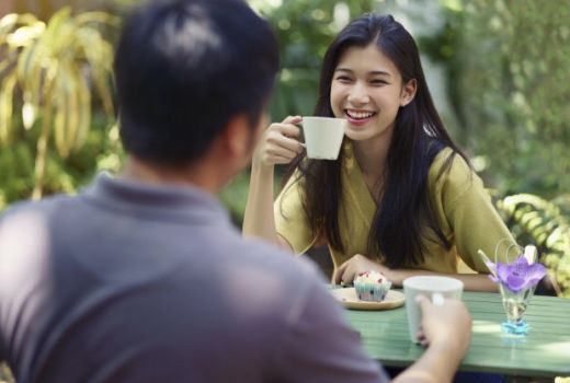 Ladies, Kalau kamu Begini Saat PDKT, Pria Bisa Kabur Loh! - GenPI.co