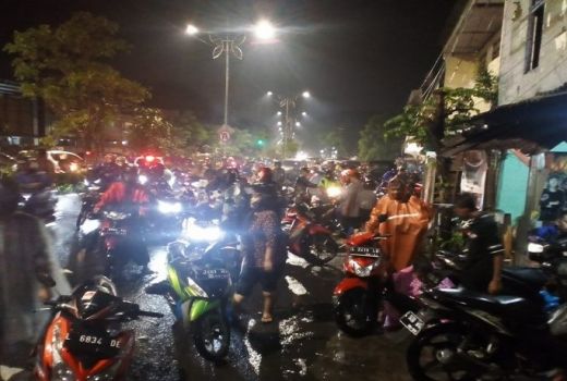 Turun Langsung Atasi Banjir Surabaya, Bu Risma Dapat Pujian - GenPI.co