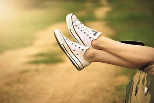Sepatu Kesayangan Terkena Banjir, Nih Cara Mencucinya! - GenPI.co