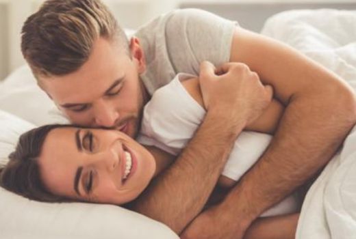 5 Kebiasaan Pria yang Bikin Wanita Luluh di Ranjang - GenPI.co