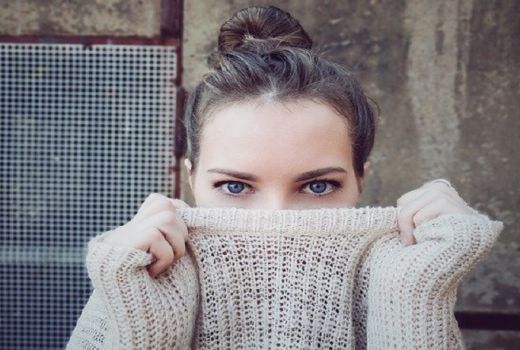 Kamu Sering Pakai Softlens, Ini Dampak Buruknya Buat Mata - GenPI.co