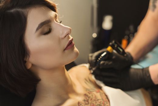 Inilah Perempuan Kulit Putih Amerika Serikat Pertama yang Bertato - GenPI.co