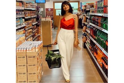 Outfit Belanja Sayur ala Vanessa Angel, Netizen: Cakep Amat - GenPI.co