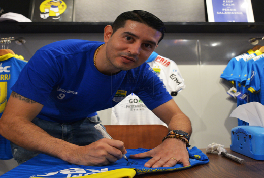 Bursa Transfer Liga 1: Arema FC Incar Esteban Vizcarra  - GenPI.co