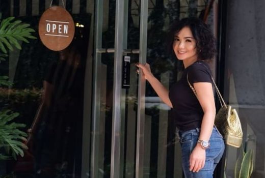 Heboh Wabah Virus Corona: Yuni Shara Pakai Masker Superlebar - GenPI.co
