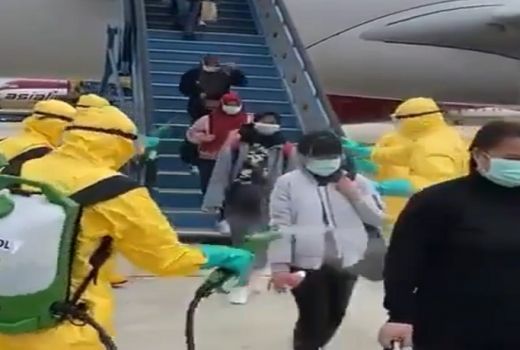 245 WNI Tiba di Batam Disemprot Cairan Pembersih Virus Corona - GenPI.co