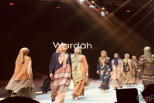 Gamis Cantik Penuh Bunga Melati Tampil di MUFFEST 2020 - GenPI.co