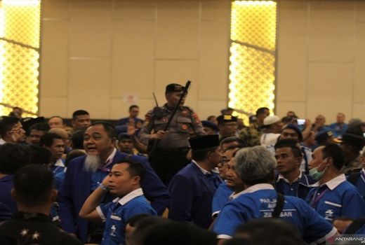 Pasukan Brimob Jaga Ketat Arena Kongres PAN - GenPI.co