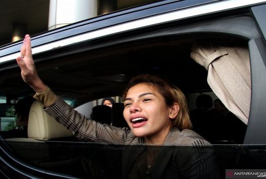 Nikita Mirzani Siap Lawan Dipo Latief Terkait Kasus Lempar Asbak - GenPI.co