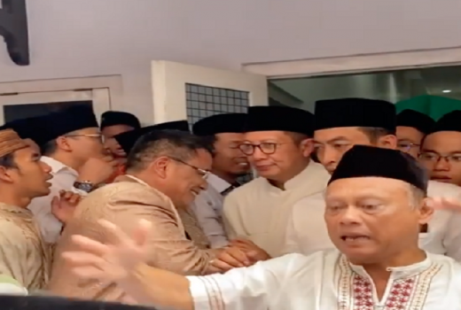 Terharu... Hotman Paris Cium Keranda Jenazah Gus Sholah - GenPI.co