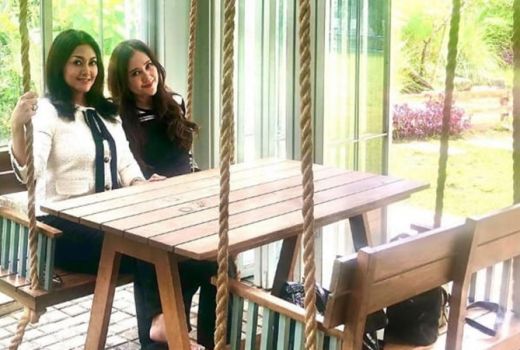 Keren Outfit Hitam Putih Bella Saphira saat Wisata ke Ciumbuleuit - GenPI.co