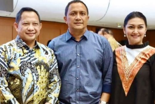 Cantiknya Bella Saphira Pakai Batik Solo Saat Dampingi Suami - GenPI.co