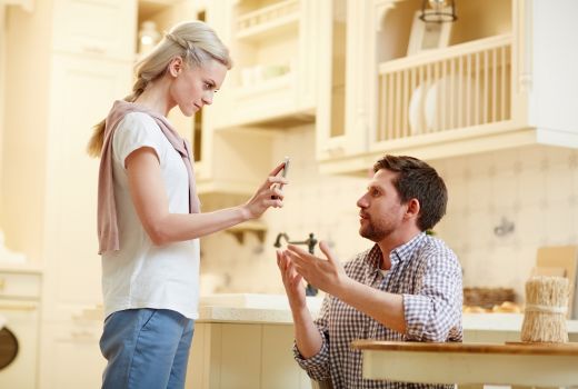 Cara Menjinakkan Pasangan yang Cemburuan, Dijamin Ampuh - GenPI.co