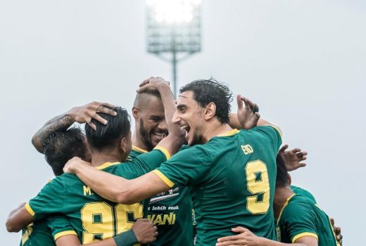 Aji Santoso Beber Kunci Persebaya Tumbangkan Arema FC - GenPI.co