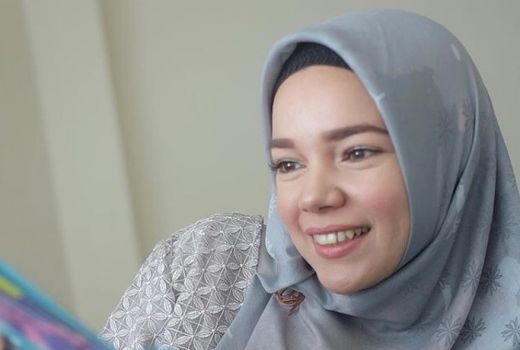 Tren Busana Muslim 2020, Dewi Sandra: Boleh Modis Asal Sesuai - GenPI.co