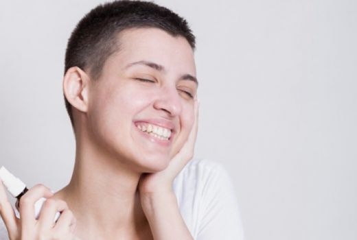 3 Rekomendasi Setting Spray Untuk Riasan yang Tahan Lama - GenPI.co