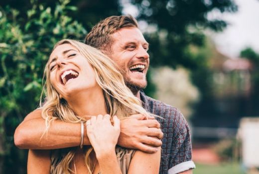 Terlalu Nyaman Bersama, 4 Zodiak Mudah Jatuh Cinta dengan Sahabat - GenPI.co