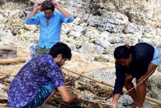 Peduli Lingkungan, Aktor Adrian Grenier Bersihkan Sampah di Bali - GenPI.co