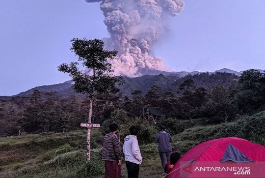 Gunung Merapi meletus, Bandara Adi Sumarmo Ditutup - GenPI.co