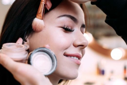 Tidak Punya Highlighter Untuk Riasan, Pakai 3 Produk Ajaib Ini - GenPI.co