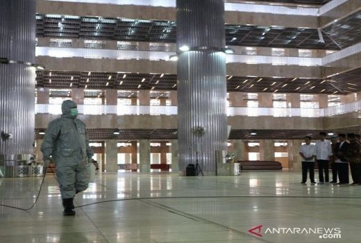 Sebelum Salat Jumat, Masjid Istiqlal Disemprot Cairan Disinfektan - GenPI.co