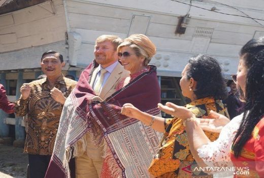 Raja Willem Alexander dan Ratu Maxima Dapat Hadiah Kain Ulos - GenPI.co