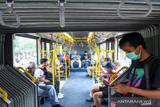 Mulai Senin Transjakarta, MRT dan LRT Dibatasi Jam Operasional - GenPI.co