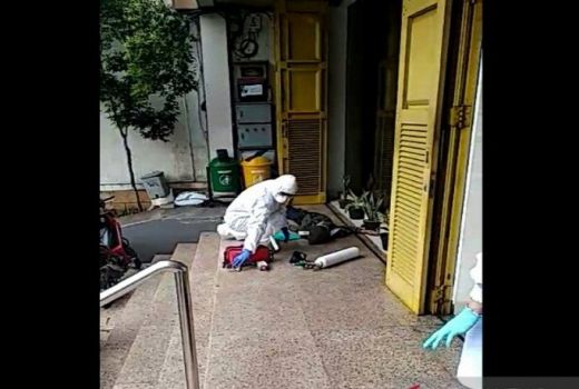 Petugas Medis Corona Evakuasi WNA yang Pingsan di Jalan - GenPI.co