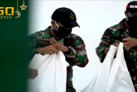 Sangat Peduli, Jenderal Andika Perkasa Bagi-bagi THR  - GenPI.co