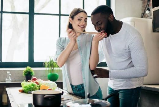 Usir Bosan, Ini 3 Ide Kencan di Rumah yang Romantis - GenPI.co