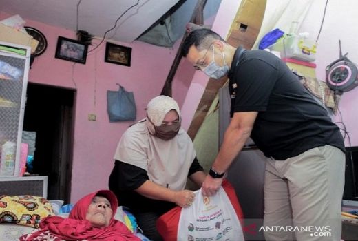 Mensos Juliari Blusukan Bagikan Sembako di Jakarta - GenPI.co
