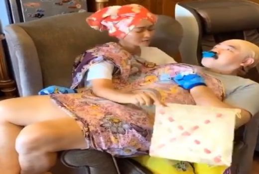Bikin Ngakak, Inul Daratistas Gendong Bayi Raksasa - GenPI.co
