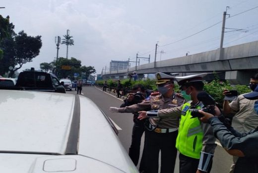 Awasi PSBB, Polisi Jaga Pintu Masuk ke Jakarta - GenPI.co