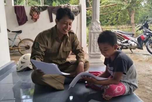 Guru Baik Hati, Sambangi Rumah Murid yang Tak Punya Ponsel - GenPI.co