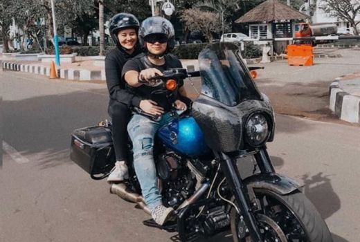 Aaliyah Massaid Rilis Single Baru, Pria Berhelm Ucapkan Selamat - GenPI.co