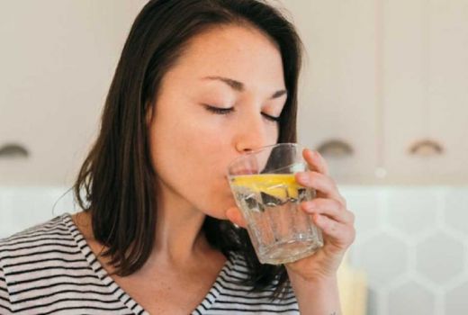 Minum Lemon dan Baking Soda Ampuh Atasi Perut Kembung - GenPI.co